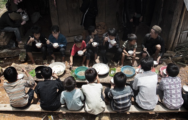 repas-des-enfants-ethniques