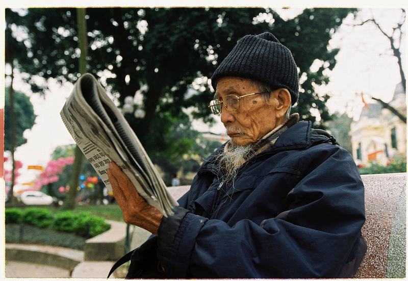 un-viejo-hombre-leyendo-el-periódico