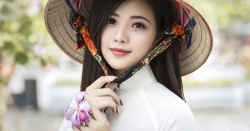 el-senorita-con-sombrero-vietnamita conico