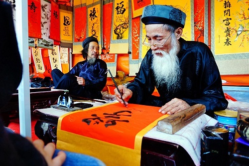 Escribiendo en un centro confuciano en Vietnam