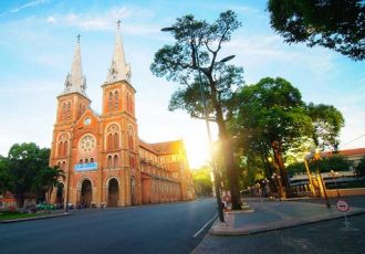 Frente a la iglesia de Notre-Dame en Ho Chi Minh, Vietnam 1