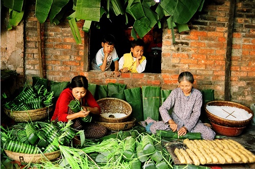 la-familia-vietnamita-con-fabricacion-du-tet-gateau