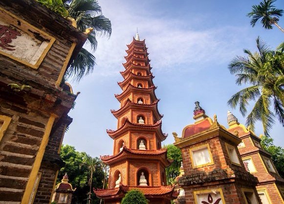 alrededor-de-la-pagoda-tran-quoc-hanoi-vietnam