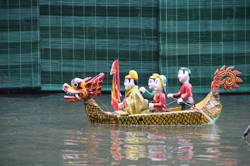 leyenda de la espada-lago-restaurada-en-el-espectáculo de marionetas-en-el-agua-vietnam