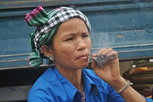 Mujer etnica fumando tabaco