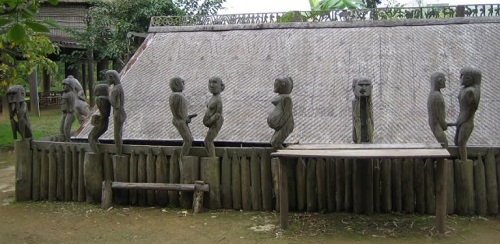una-tumba-de-la-etnia-Jorai-del-centro-Vietnam