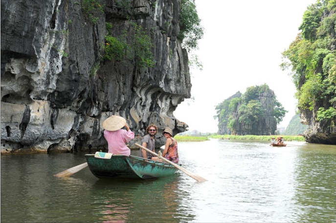balade-en-sampan-dans-la-baie-d-halong-terrestre