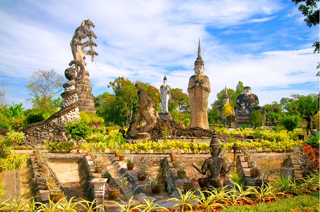champ-de-statue-vientiane-laos