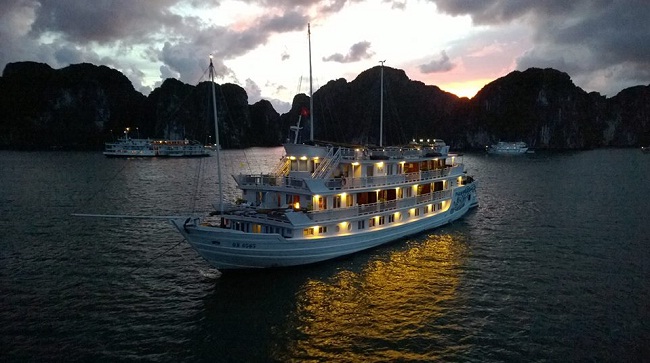 croisiere-dans-la-baie-dhalong-vietnam