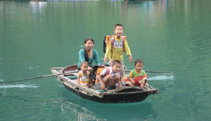 ecole-flottante-dans-la-baie-d-along-vietnam
