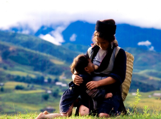 la-femme-hmong-noir-avec-son-fil