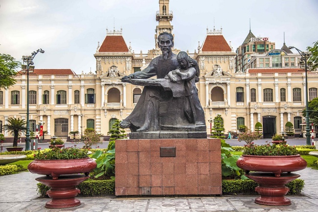 statue-de-hochiminh-a-saigon