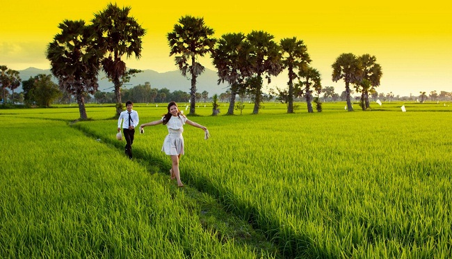 un-couple-au-seine-des-champs-du-riz-a-chaudoc-vietnam