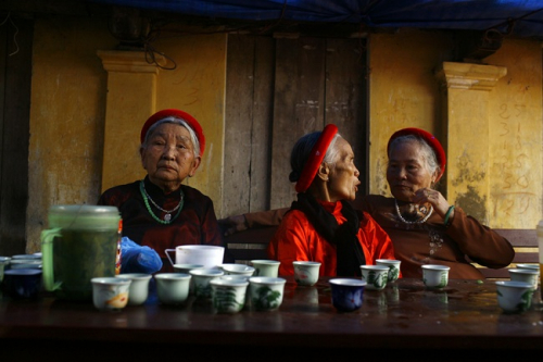 groupe-femme-vietnamienne-vieille