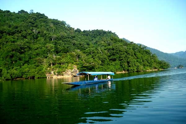 balade-en-bateau-sur-lac-de-ba-be-vietnam
