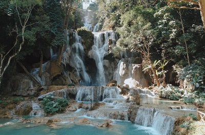 la hermosa cascada de kuang si