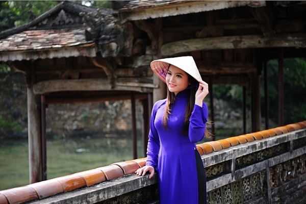 niña vietnamita con vestido tradicional
