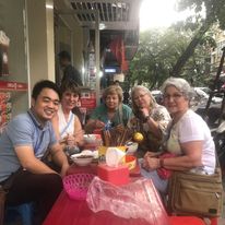 Maria Gloria y sus amigas en Hanoi