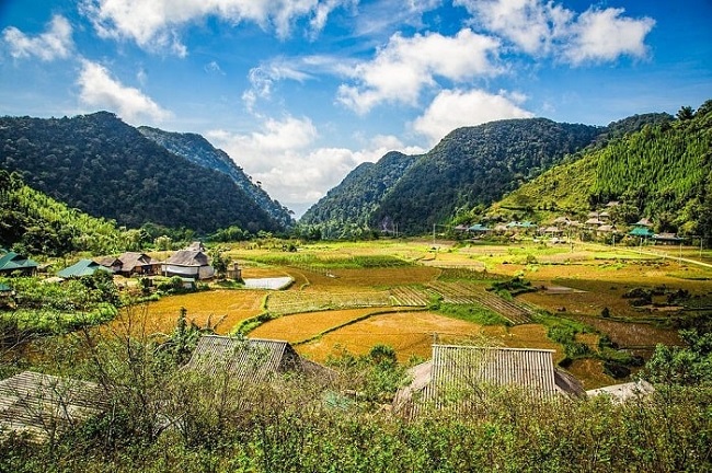 son ba muoi aldea de pu luong vietnam