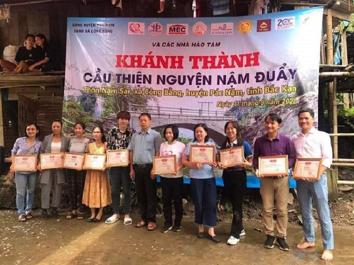 Organizar la Fiesta del Medio Otoño y la inauguración del puente humanitario Nam Duay, provincia de Bac Kan