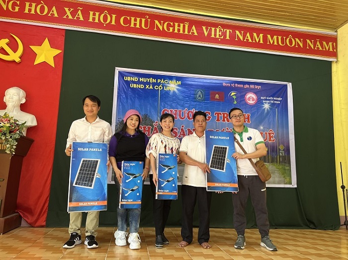 farola-solar-a-bac-kan-1 Co-patrocinador de farolas solares en el pueblo de Ban Cam