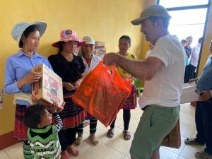 regalos-al-residente-1-300x2251 Otra escuela maternal construida en Yen Bai por el Fondo Humanitario