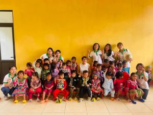 regalos-al-residente-1 Otra escuela maternal construida en Yen Bai por el Fondo Humanitario