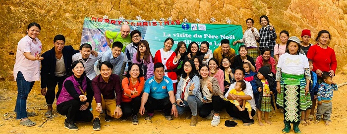 Visita de Papá Noel al pueblo de Laos