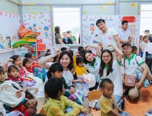 Inauguración del pequeño camino escolar y organización del mercado de 0 VND