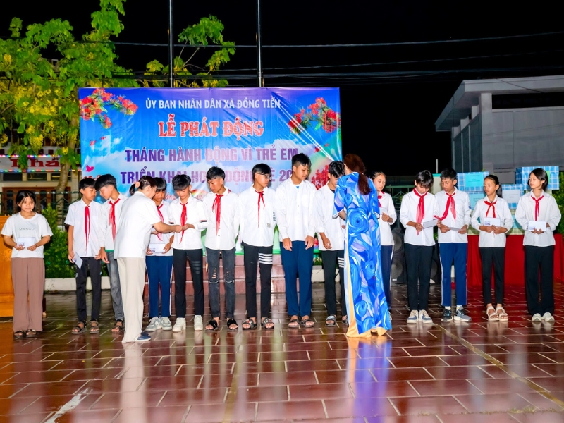 Horizon Vietnam Distribuimos regalos a estudiantes brillantes con circunstancias difíciles en Đồng Tiến.