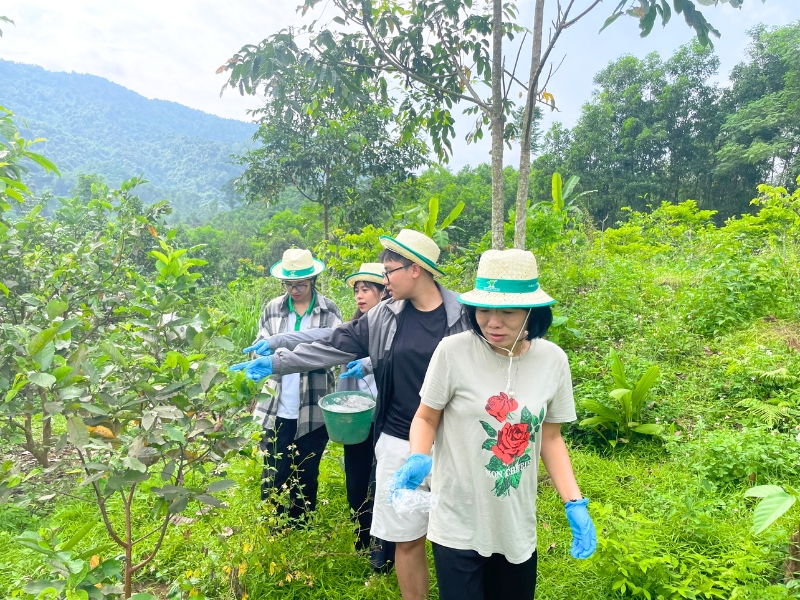 El equipo de Horizonte Vietnam ayudó a la población local a envolver guayabas