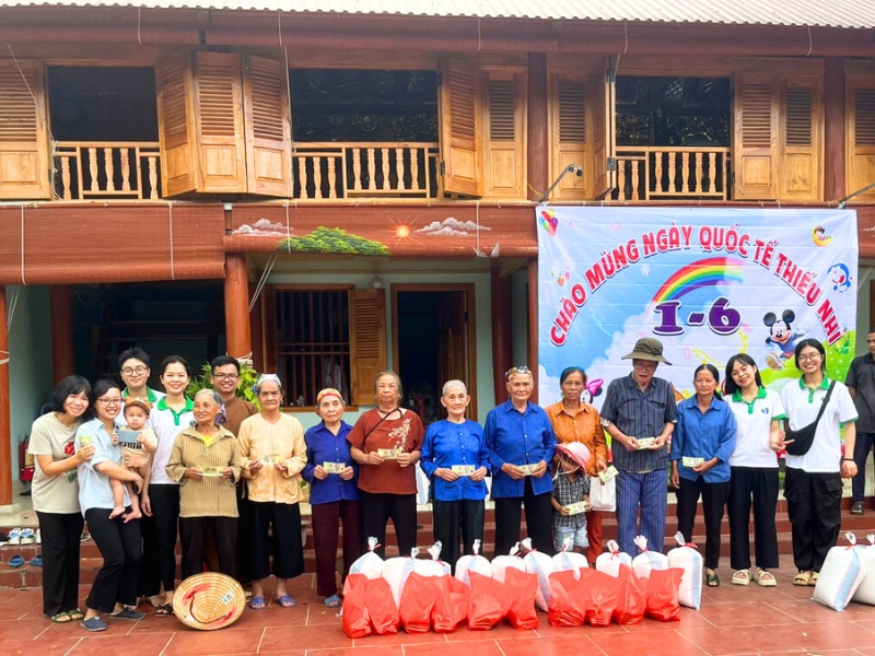 Horizonte Vietnam distribuyó arroz y regalos a personas con dificultades en la comuna de Điềm Mặc