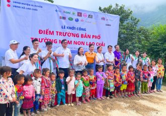 Ceremonia de inauguración de la construcción de la guardería Ban Pho, Lao Chai