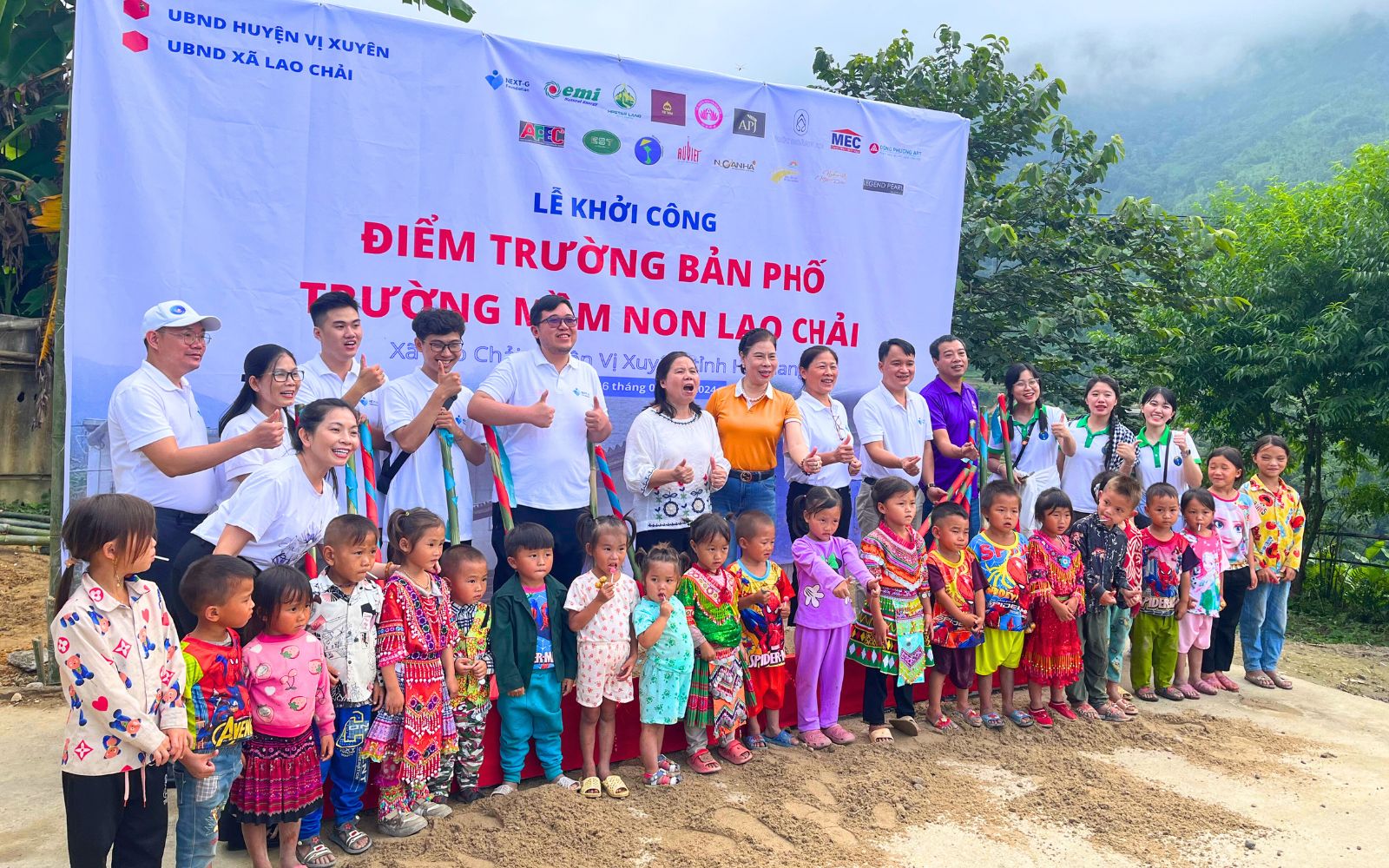 Ceremonia de inauguración de la construcción de la guardería Ban Pho, Lao Chai