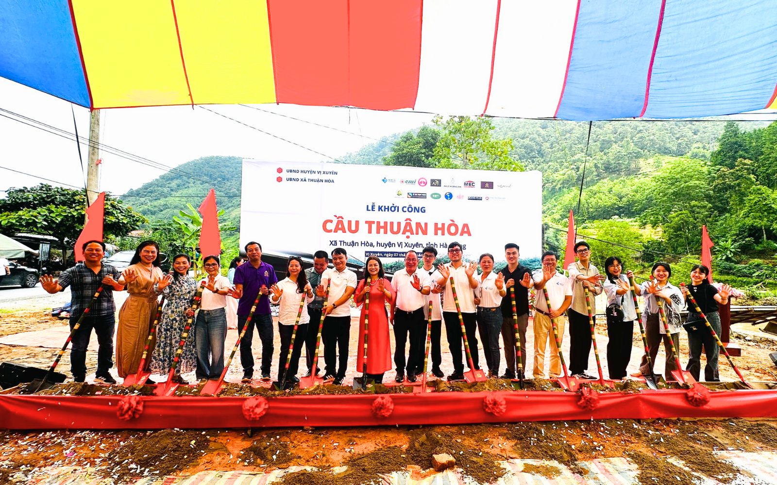 Ceremonia de inauguración de las obras del puente de Thuân Hoa, municipio de Lung Cang