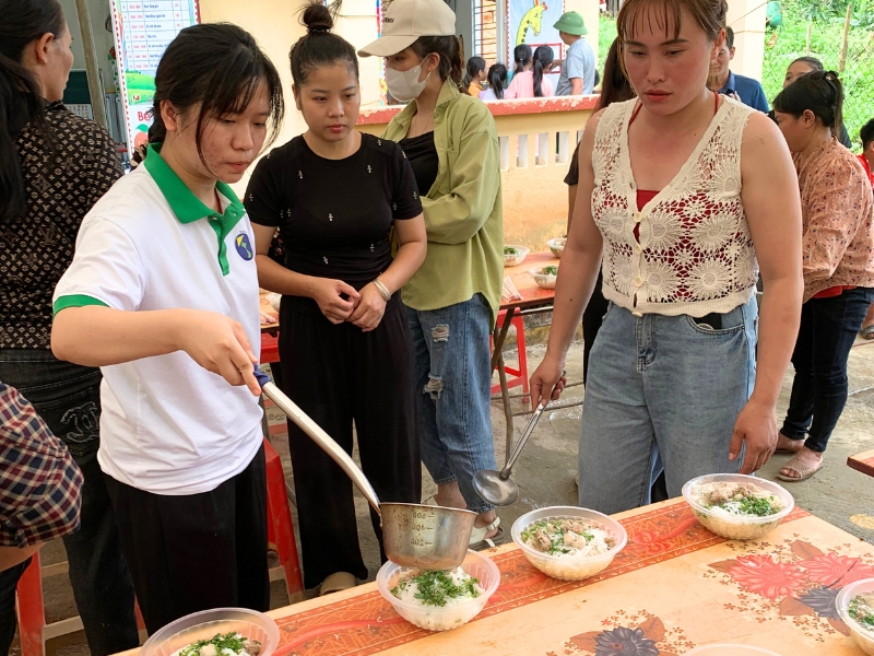 El equipo de Horizon Vietnam Travel prepara deliciosos cuencos de Bun Moc para los niños