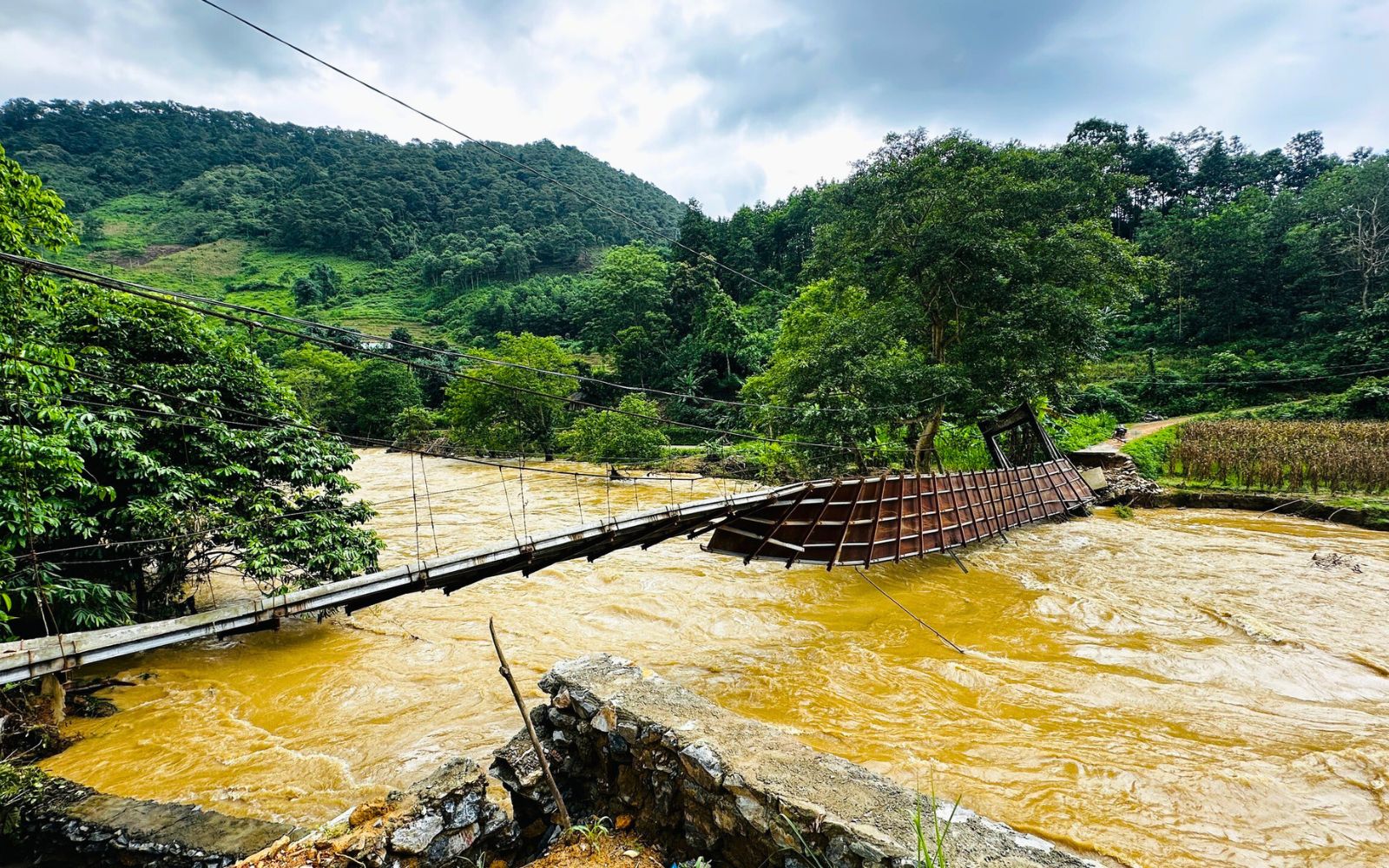 En junio de 2024, una inundación sin precedentes destruyó por completo el puente Lung Cang.