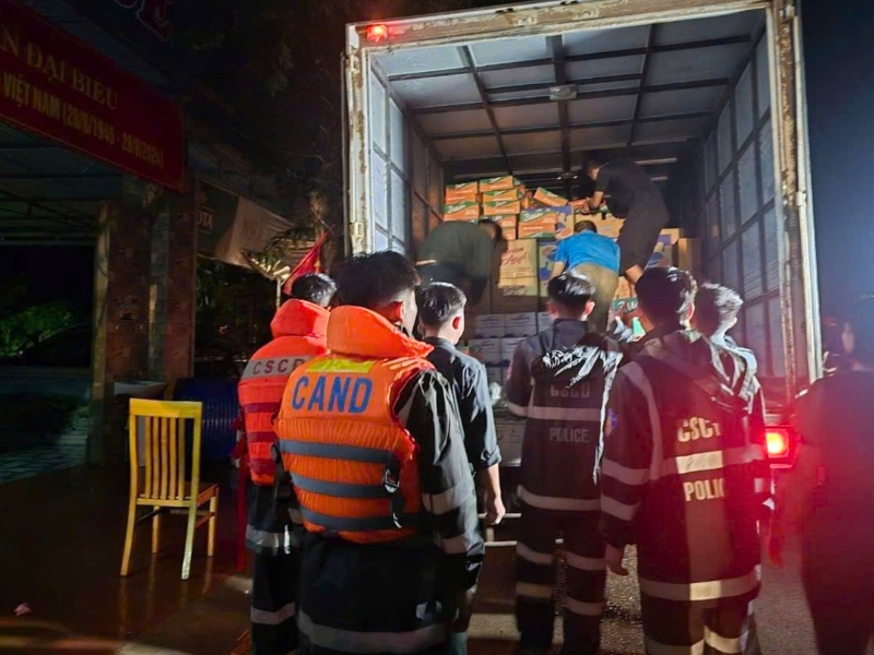 Gracias a los agentes de policía por su incansable ayuda, día y noche, en la entrega de artículos de primera necesidad a los residentes locales.