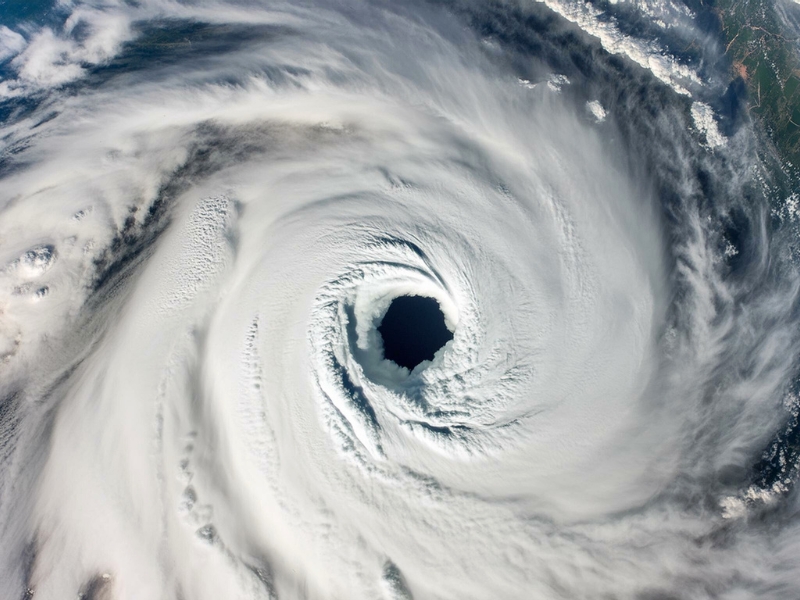 Imagen del tifón Yagi con un ojo de tormenta claramente visible y densas nubes en espiral.