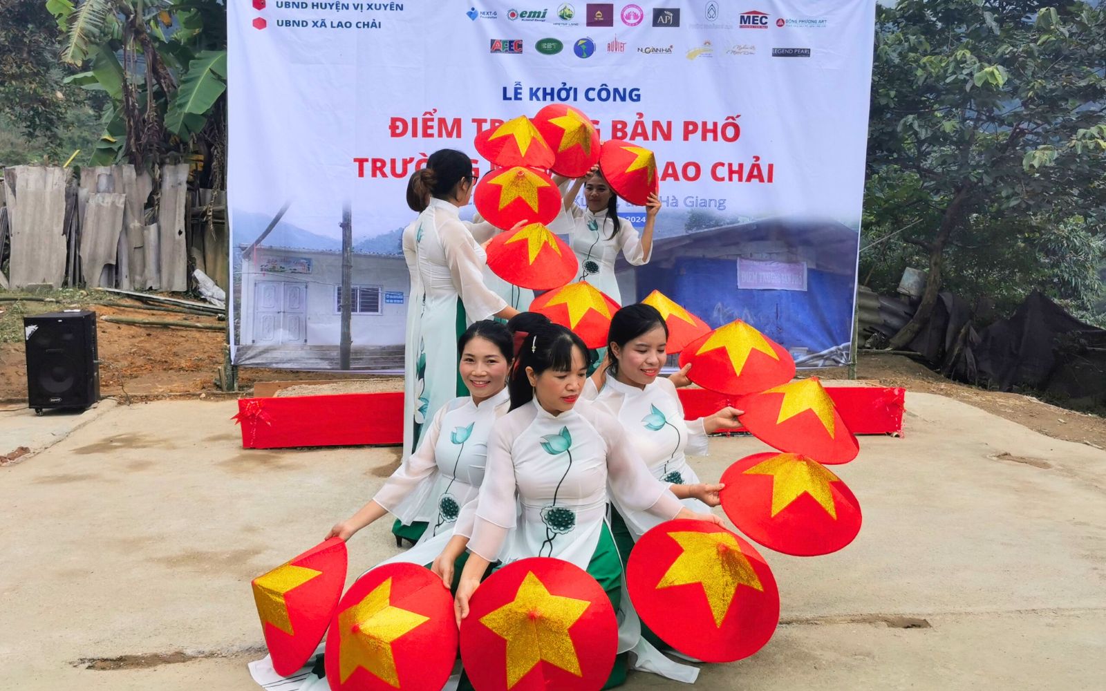 Los lugareños bailan para formar el símbolo en forma de S en el mapa de Vietnam