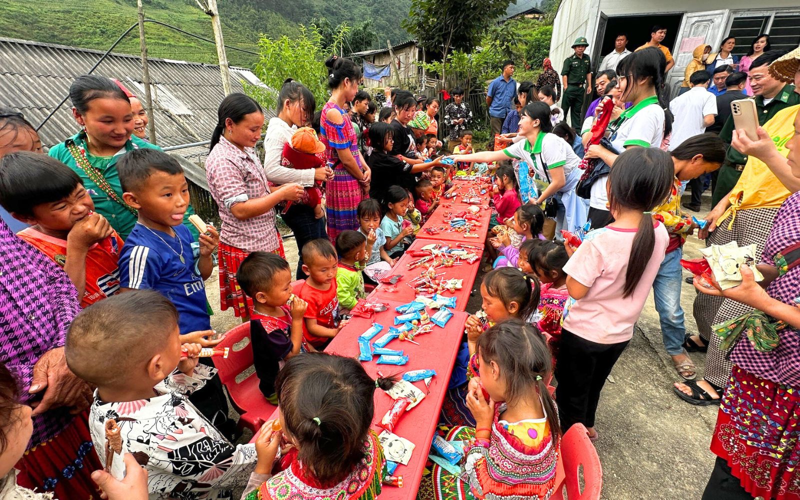 Los niños ríen felices mientras comen dulces