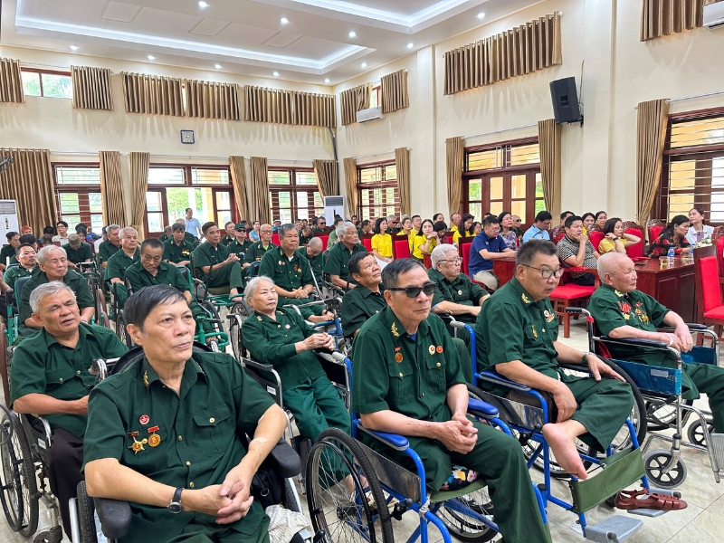 Veteranos de guerra atendidos en el centro Duy Tiên, Ha Nam