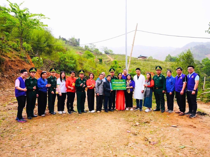 entrega-de-lamparas-solares-a-los-agentes-de-defensa-local-de-chieng-son